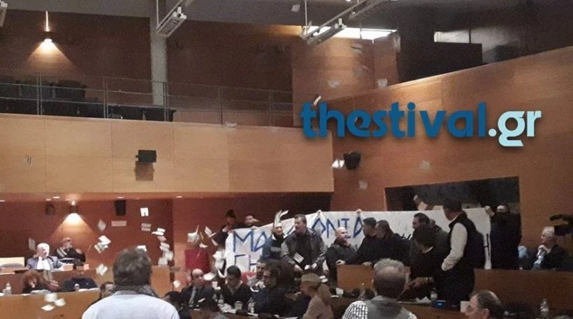 Xαμός στο δημοτικό συμβούλιο Θεσσαλονίκης: Εισβολή μελών και βουλευτών της Χρυσής Αυγής για την Μακεδονία (βίντεο)